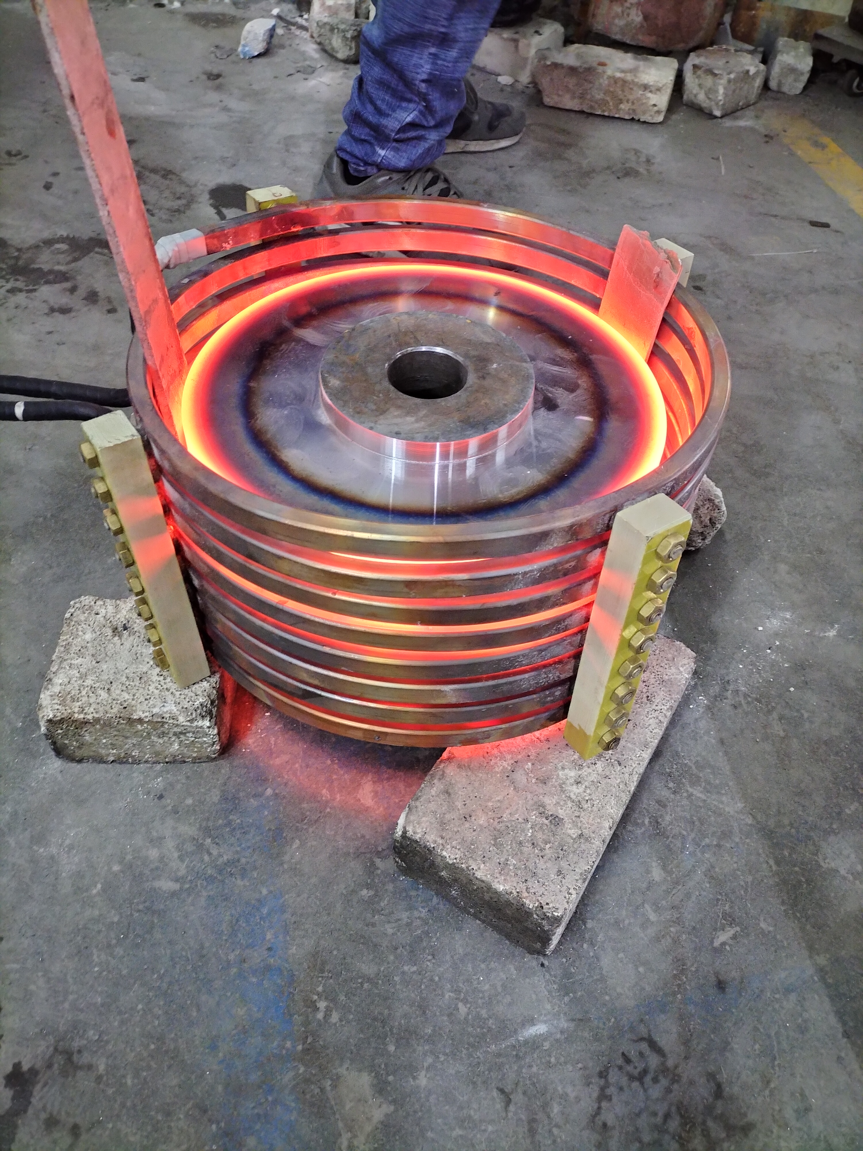 過盈聯軸器的熱裝配和隊中建議采用工業級高頻感應電磁加熱電源