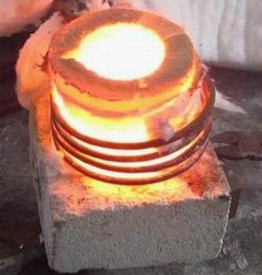 利用中頻感應加熱設(shè)備對有色金屬進行熔煉