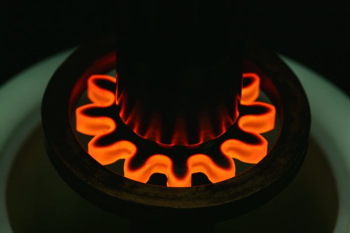 高頻爐對(duì)牽引齒輪的淬火處理