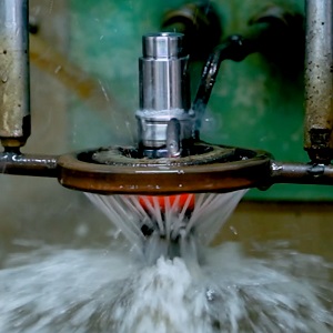 高頻淬火機(jī)對(duì)鋼進(jìn)行淬火時(shí)有哪些要求？常用的淬火介質(zhì)有哪些？